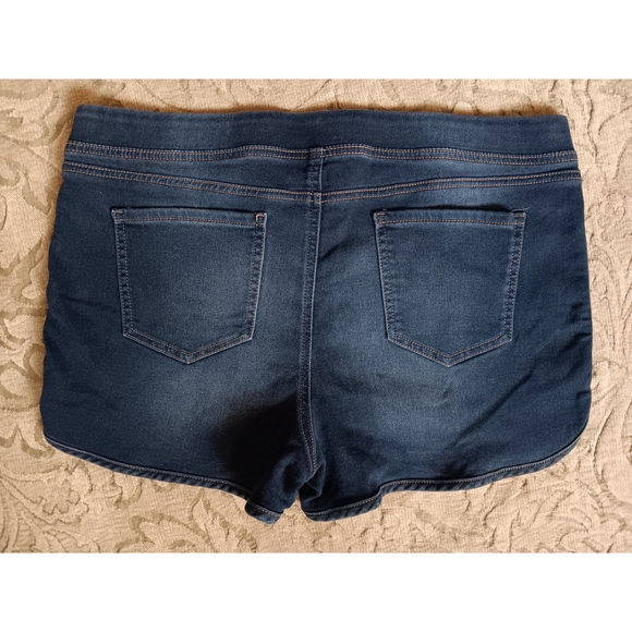 No Boundaries Mid-Rise Shorts - Picture 2 of 5